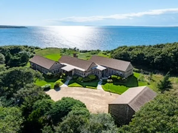 135 Capawock Rd, West Tisbury, MA 02575