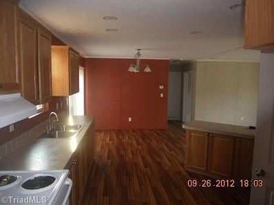 5th image of 158 Wayside Dr