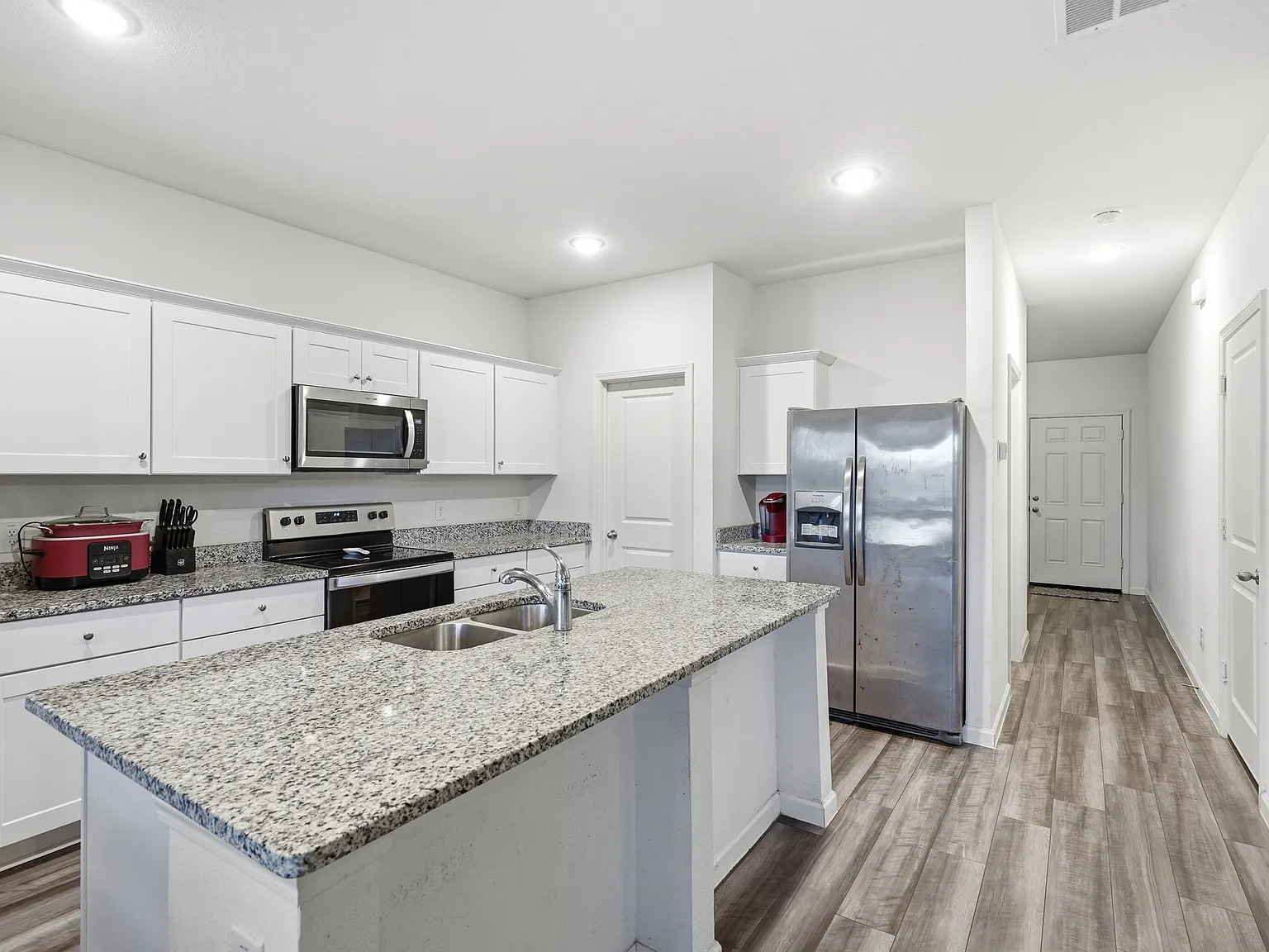 4 bed, 2.5 bath, 2422 sqft, $2,600 — Photo 3