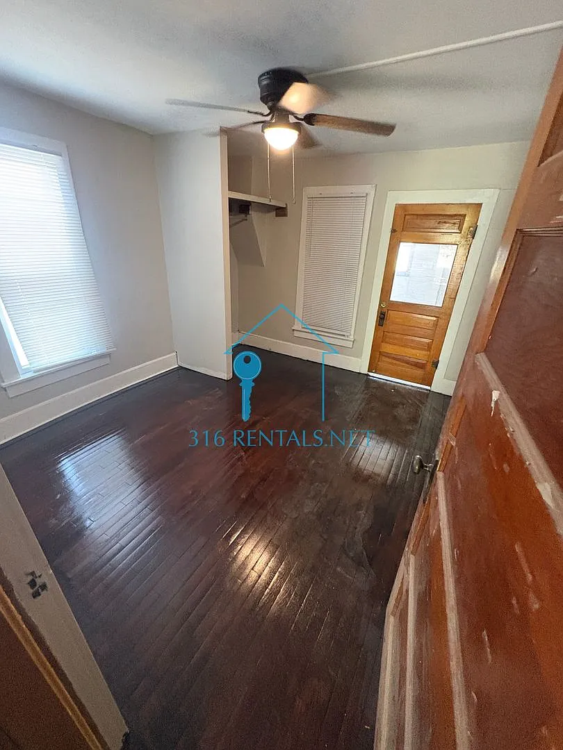 $1,249 - 4 bedroom / 1 bathrooms - Large Home! — Photo 3