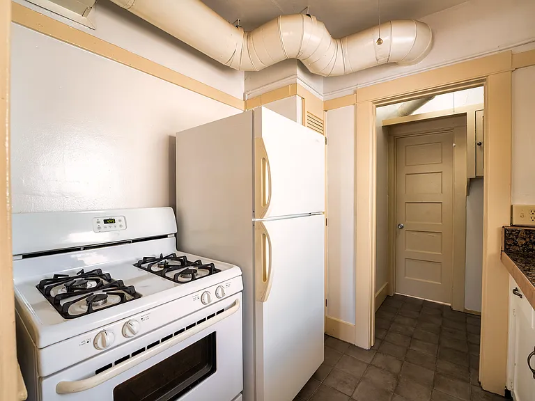 210 E 2nd St #4 — Photo 16