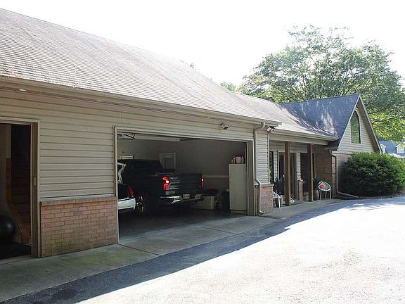 3rd image of 6760 Autumn Oaks Dr