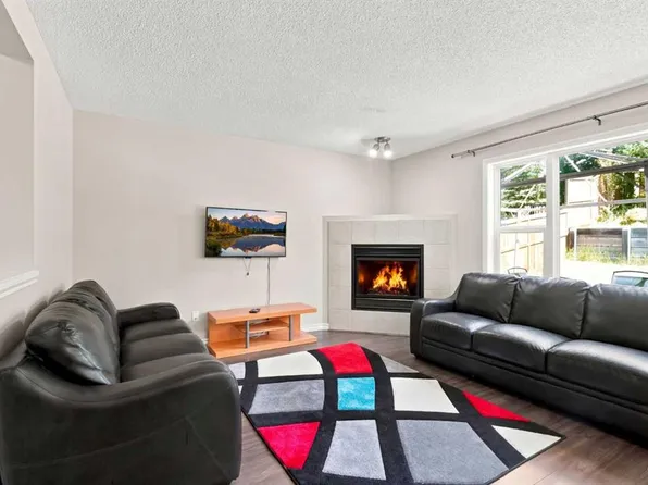 88 W Rockyledge Cres NW, Calgary, AB T3G 5M9
