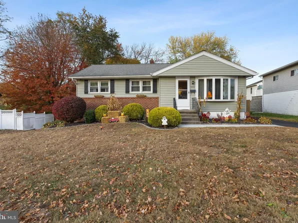 3703 John Dr, Brookhaven, PA 19015