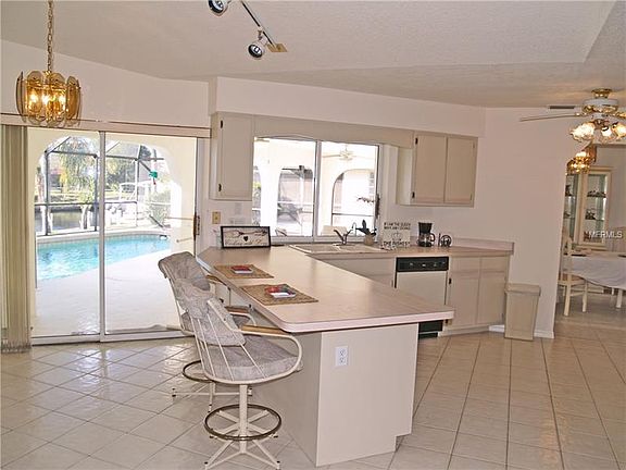 5th image of 935 Genoa Ct