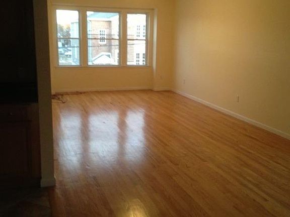 3rd image of 226 W Runyon St Floor 1