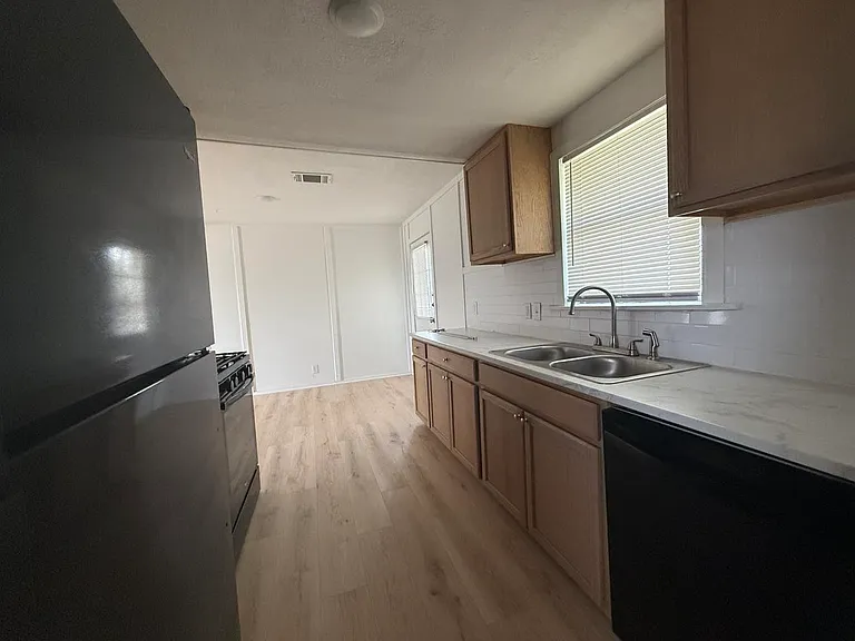 620 W Avenue B — Photo 7