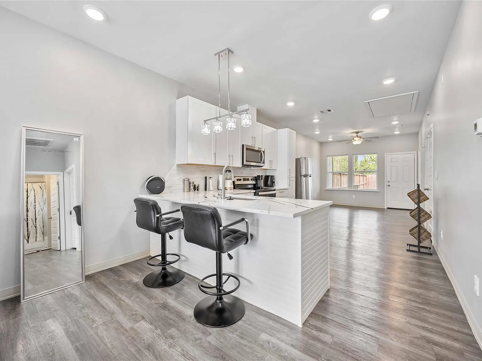 3 bed, 2.0 bath, 1151 sqft, $1,680 — Photo 3