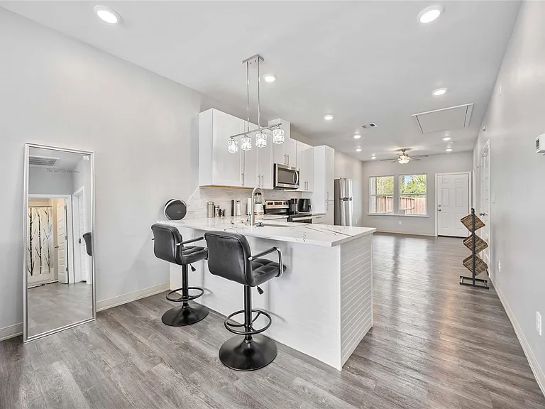 8009 Sterlingshire St #B — Photo 2