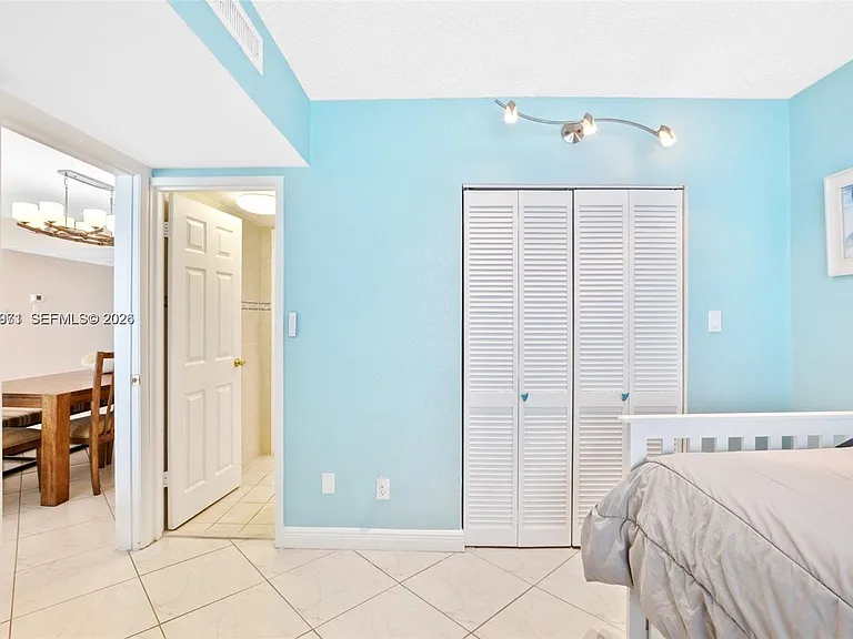 5401 Collins Ave #807 — Photo 25