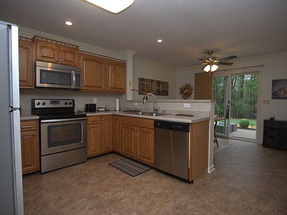 Kitchen
12' x 10'