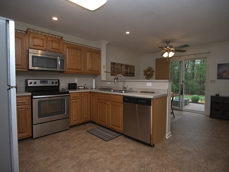 Kitchen
12' x 10'