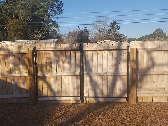 Large gate with easy access