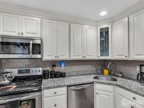 5th image of 402 Silver Ct