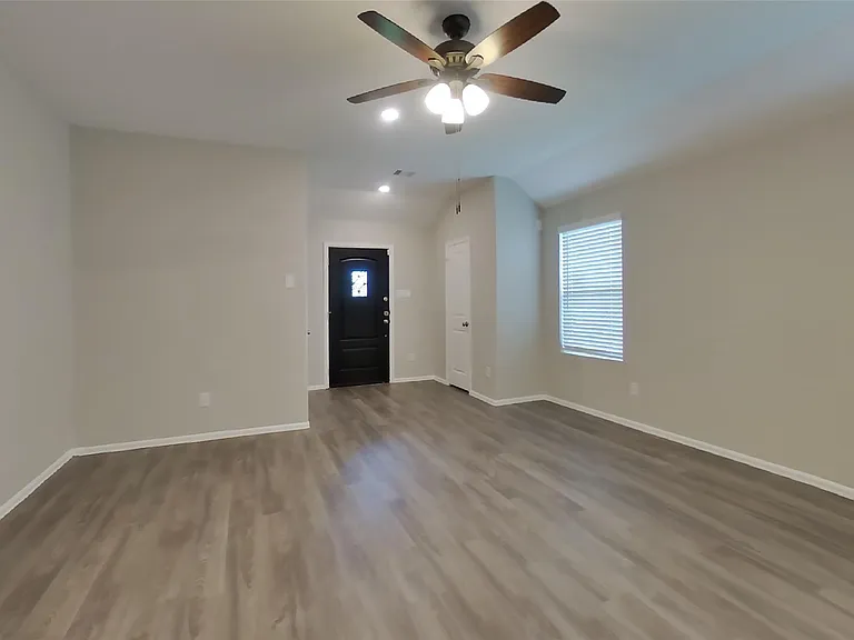 210 Pine Cavern Dr — Photo 3