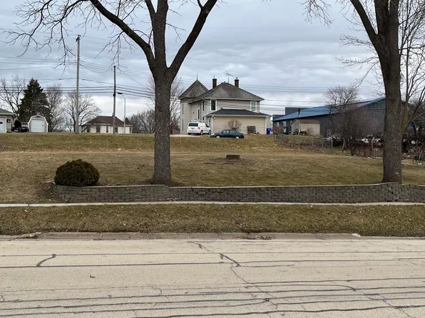 112 1st St SW, Epworth, IA 52045