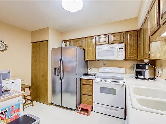5th image of 374 Park Hill Dr Unit A
