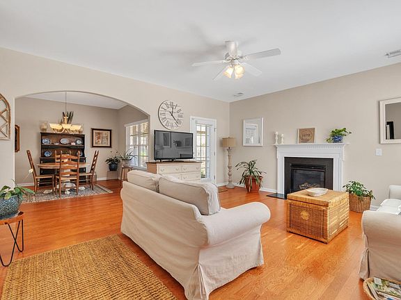3rd image of 604 Summerville Way