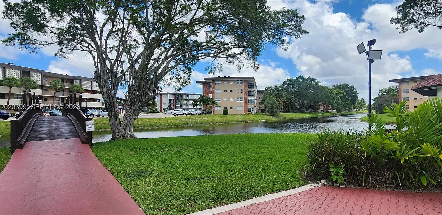 Lauderdale Oaks Condo I — Photo 1