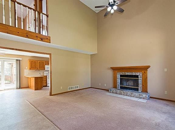 3rd image of 922 S Valley Dr
