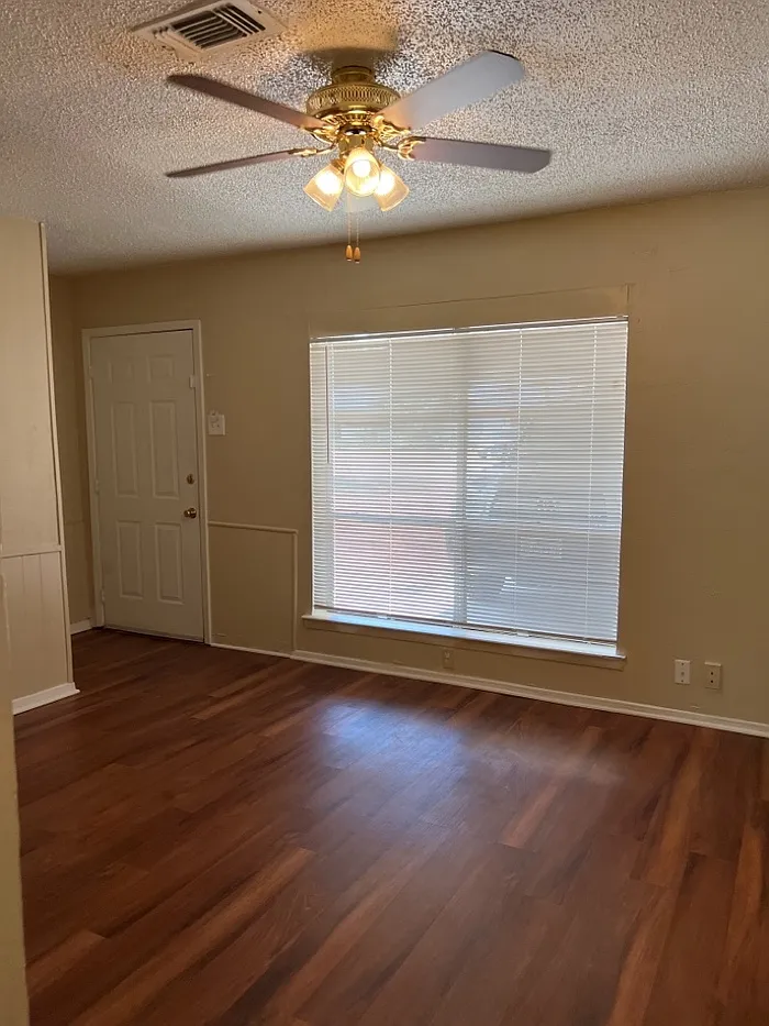 2 bed, 1.5 bath, 1037 sqft, $1,425 — Photo 2