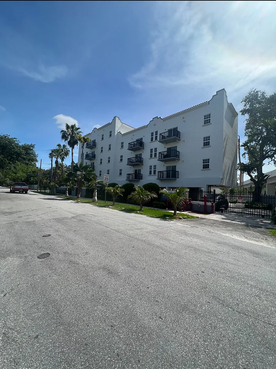 Building Photo - 2534 SW 19th Ave #202