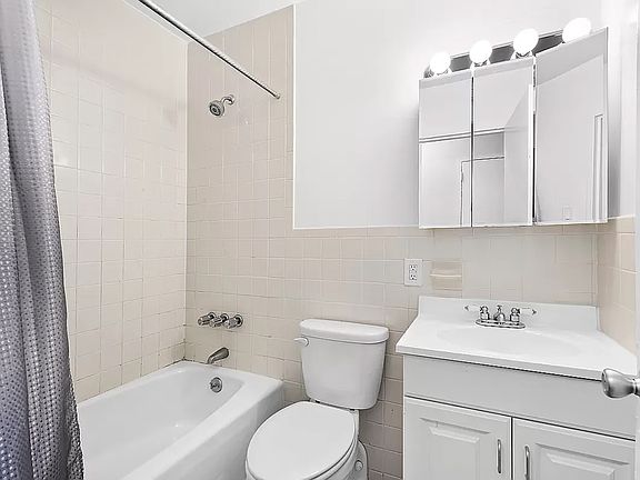 4th image of 221 E 82nd St APT 3D