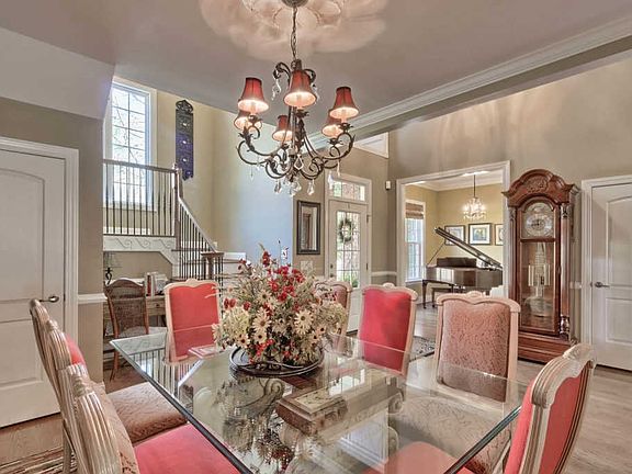 5th image of 320 Beaumont Park Cir