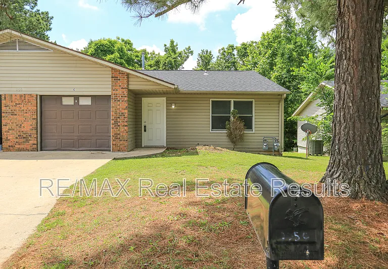 205 White Oak Dr NE #C — Photo 1