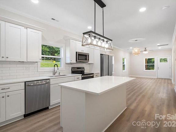 4th image of 423 W Norment Ave