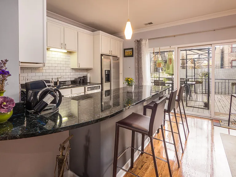 1328 W Grenshaw St #B — Photo 7