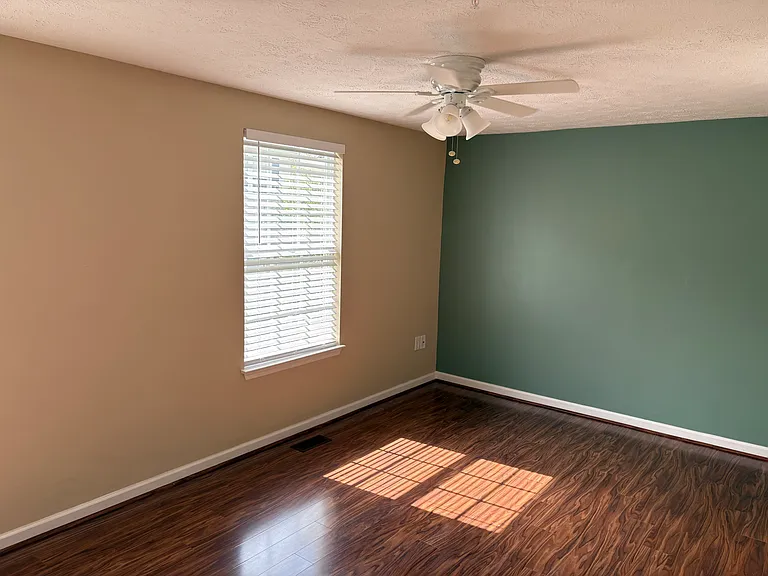 910 Jessicas Ln — Photo 12