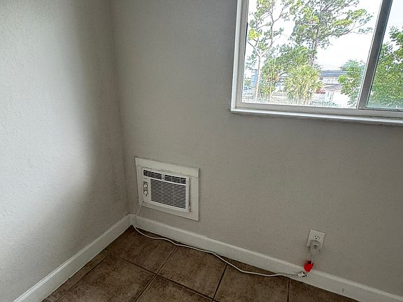5th image of 2452 Stella St APT 204