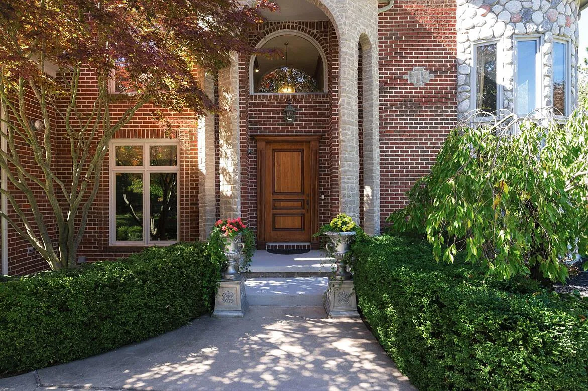 6 bed, 6.0 bath, 6138 sqft, $8,000 — Photo 4