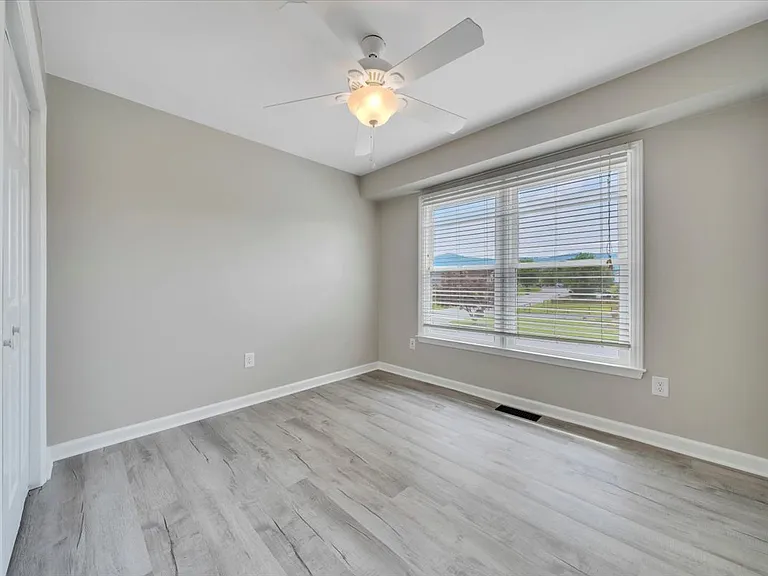1905 Summerfield Dr — Photo 16