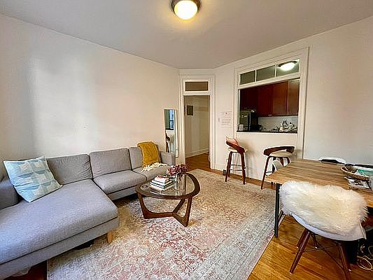 3rd image of 200 Waverly Pl APT 18
