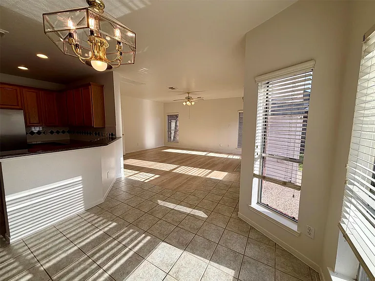 2317 Orleans Ln — Photo 15