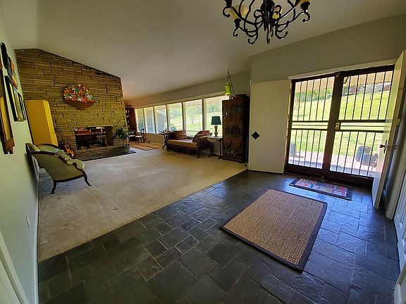 ENTRY & FORMAL LIVING