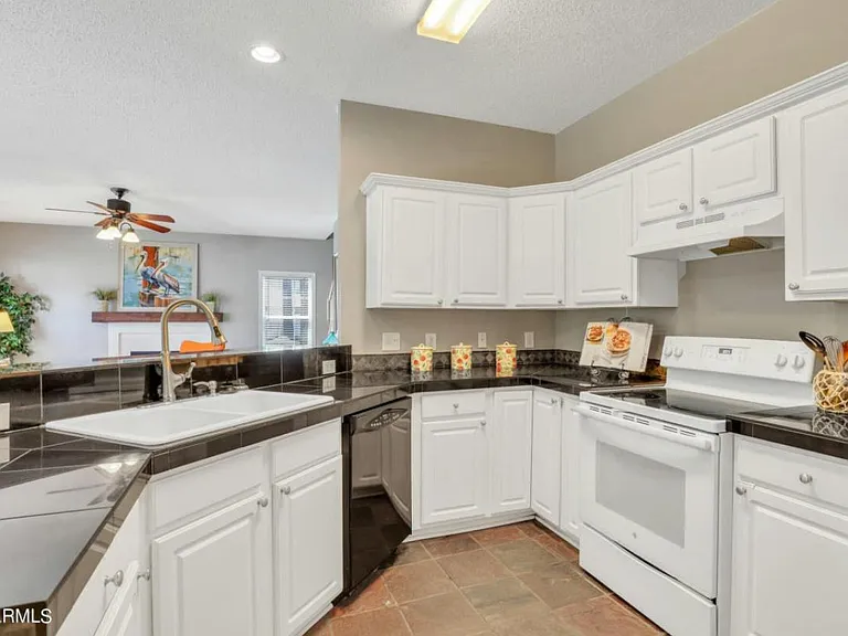 45 Mayfair Dr — Photo 9
