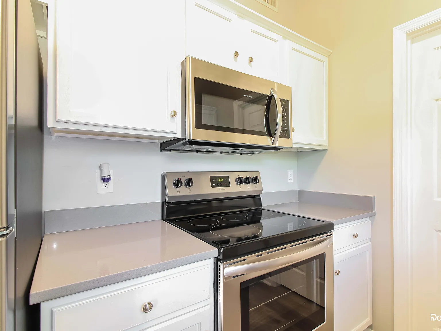 3 bed, 2.0 bath, 1079 sqft, $2,115 — Photo 4