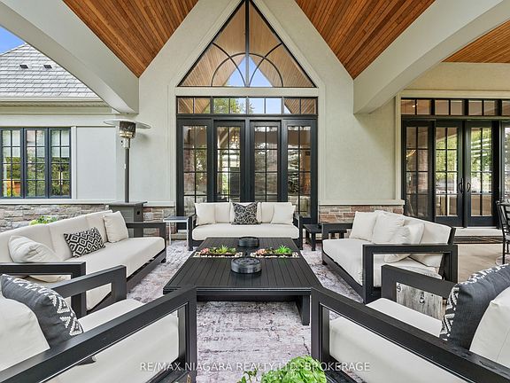 4th image of 33 Cottage St