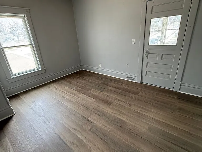 415 George St — Photo 3
