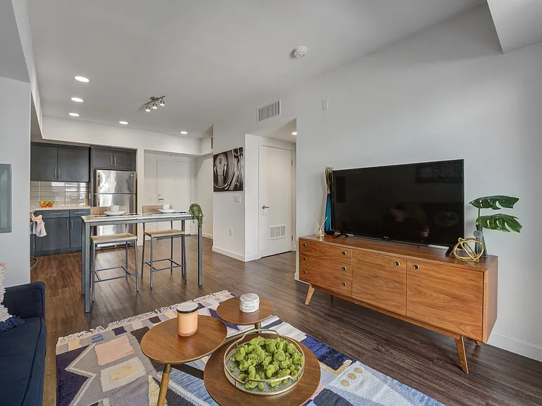 5550 Hollywood — Photo 27