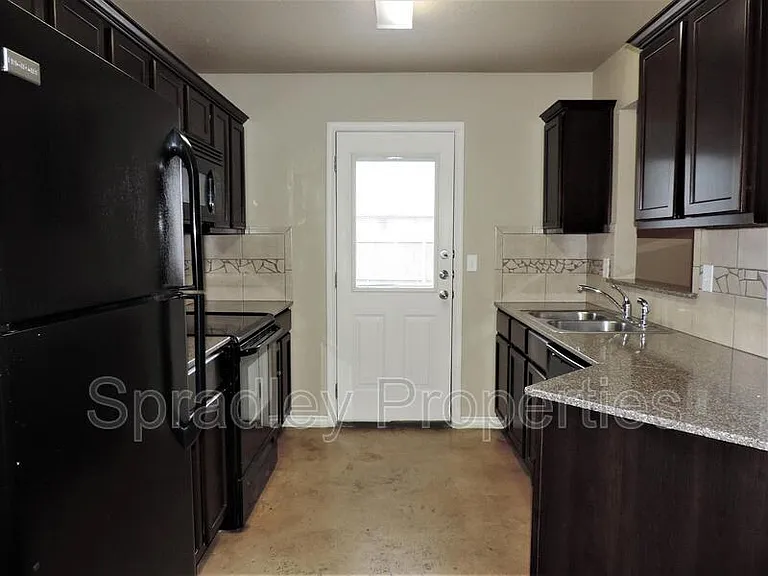 767B E Ridge Blvd — Photo 4