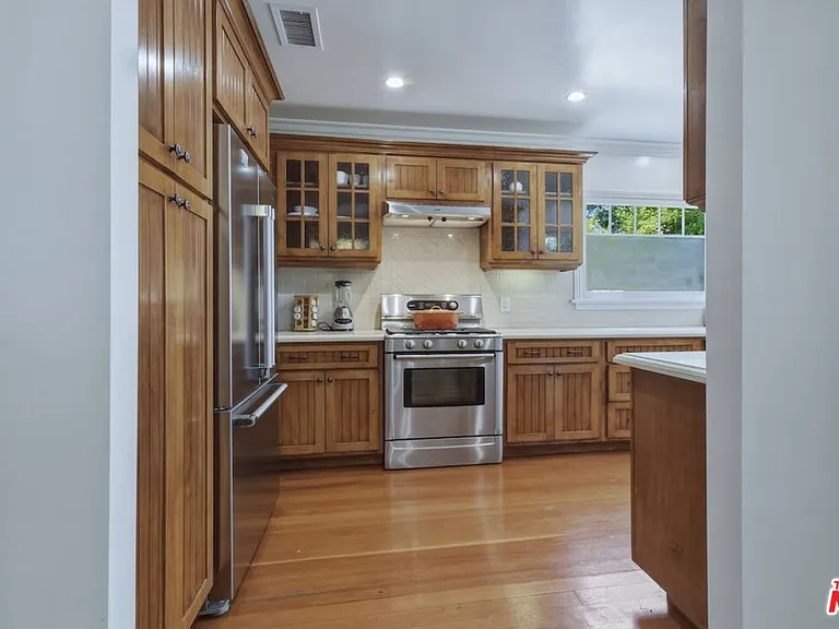 8704 Ashcroft Ave — Photo 7