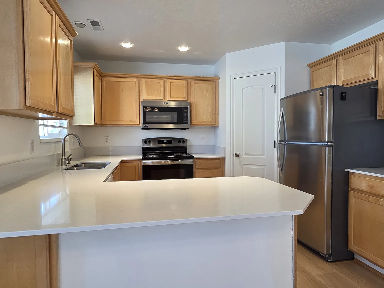 3 bed, 2.5 bath, 1626 sqft, $2,500 — Photo 2