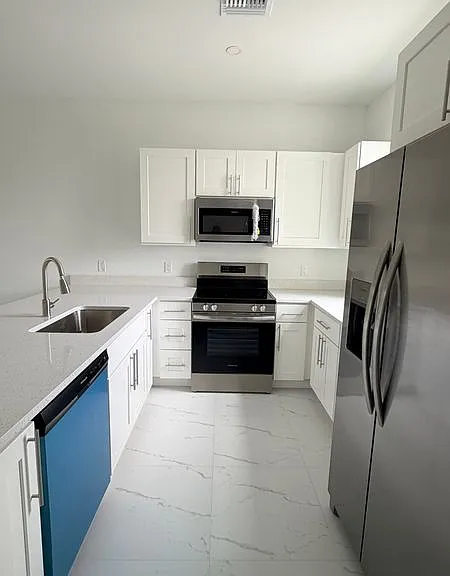 1103 Dean St E — Photo 3