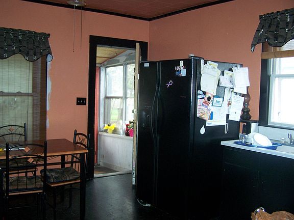 Eat In Kitchen/Appliances Included