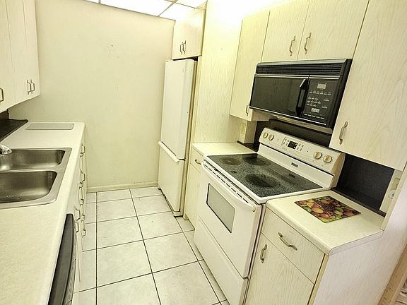 3rd image of 3055 Ainslie D #3055