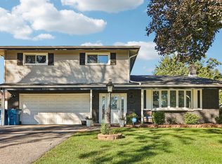 1302 E Greenwood Dr, Mount Prospect, IL 60056